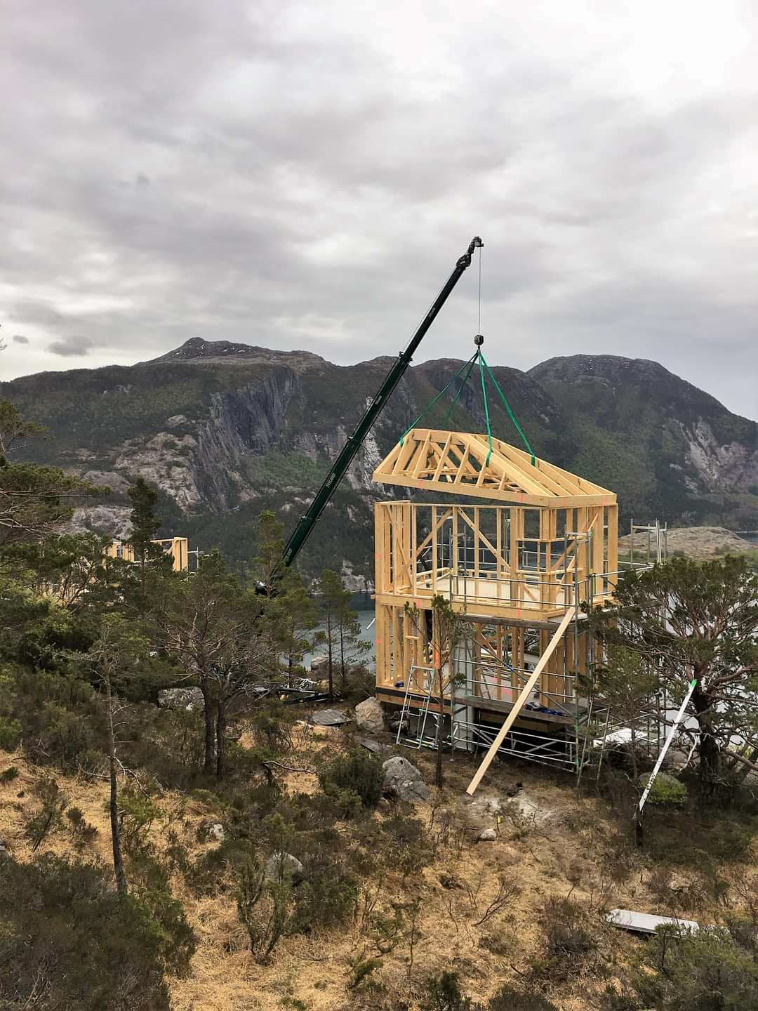 Grúa Hoeflon C6e levantando una estructura de techo en Noruega.