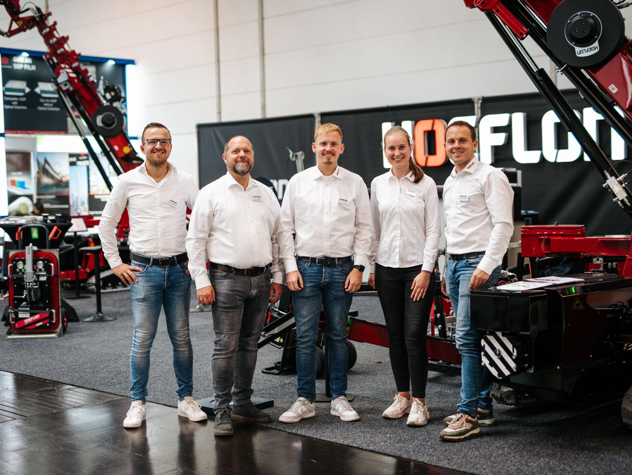 Miembros del equipo de Hoeflon en la feria Glasstec.
