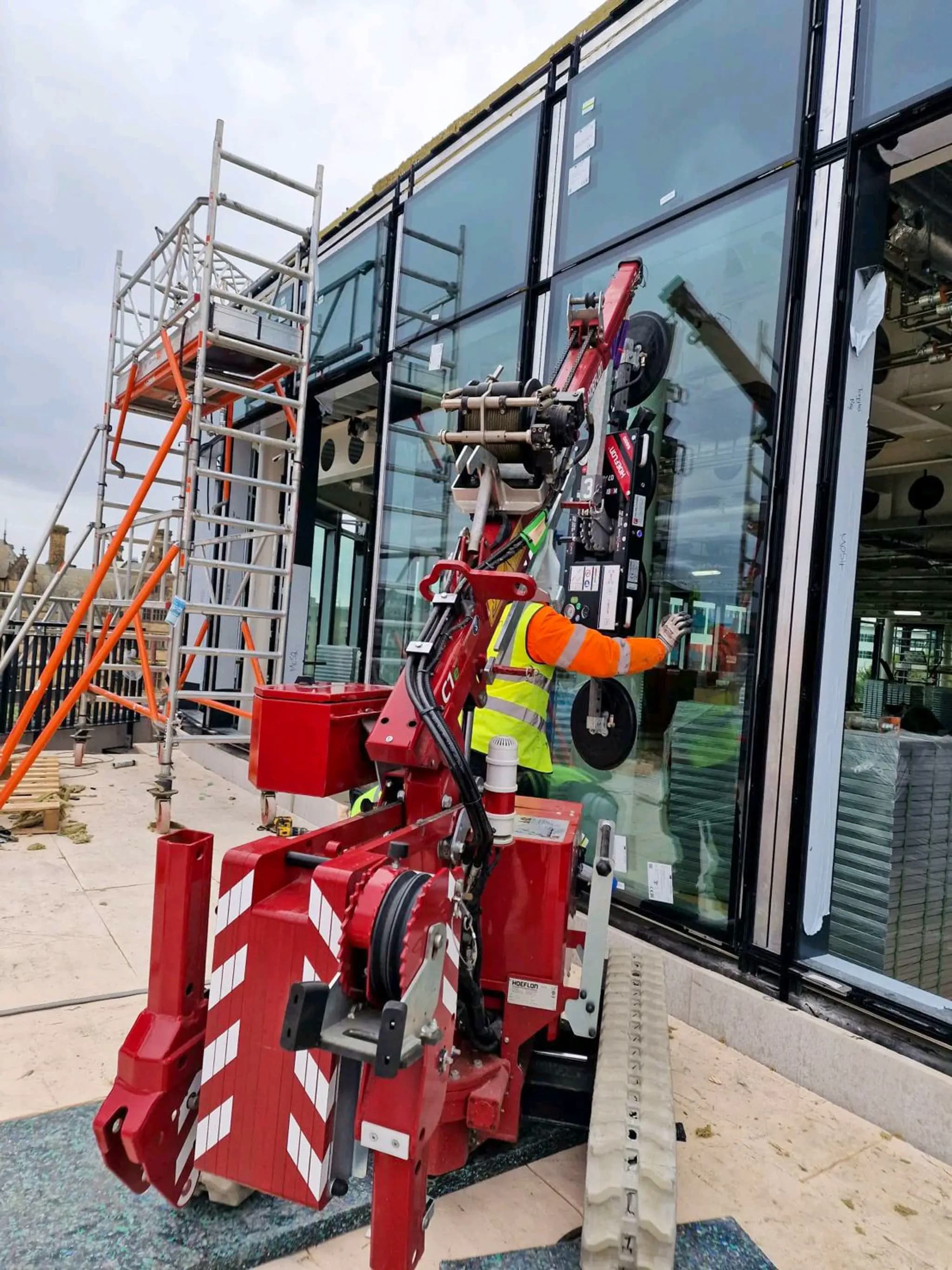 Hoeflon C1e con dispositivo de succión para vidrio trabajando en Inglaterra.