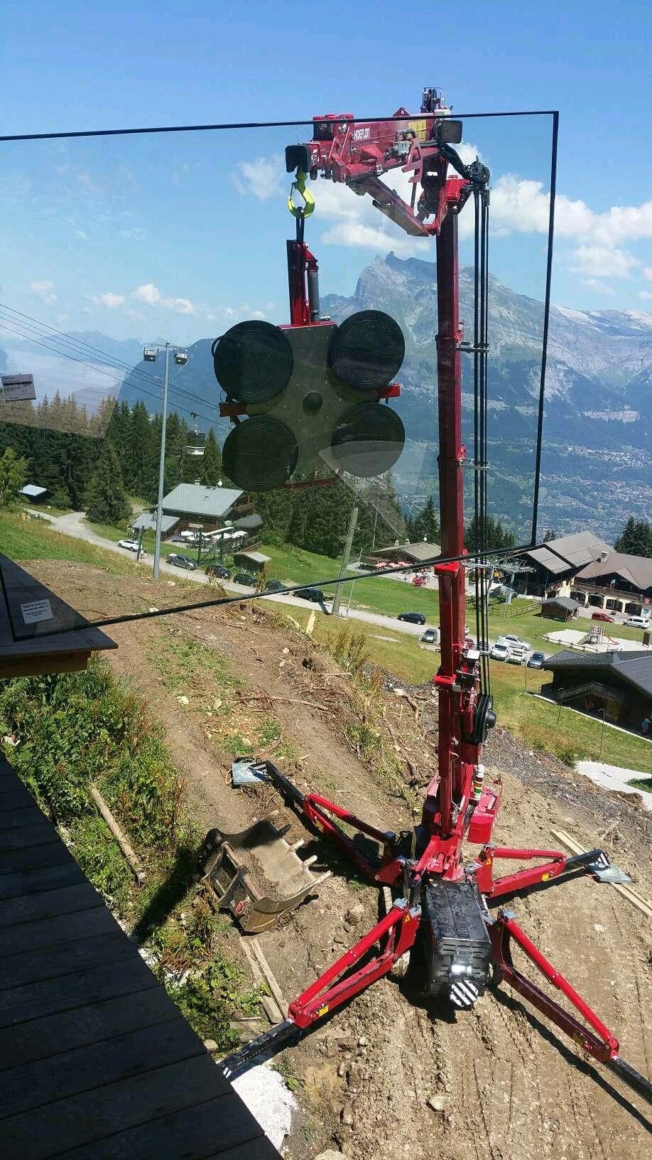Hoeflon C6e levantando una ventana con succión para vidrio.
