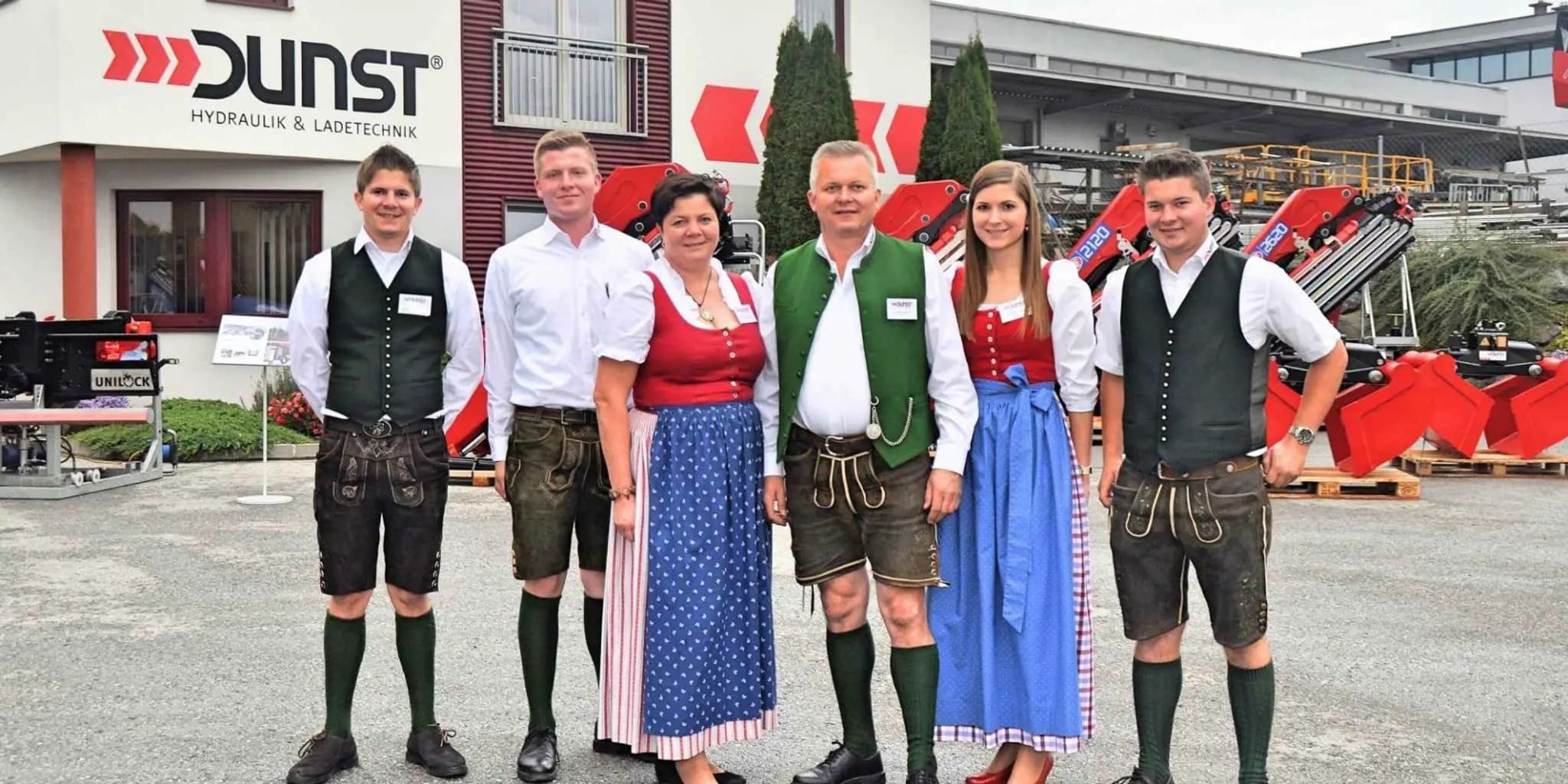 Miembros del equipo de Dunst con vestimenta tradicional.